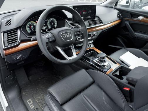 Ibis White 2023 Audi Q5 e 55 S line Premium Plus