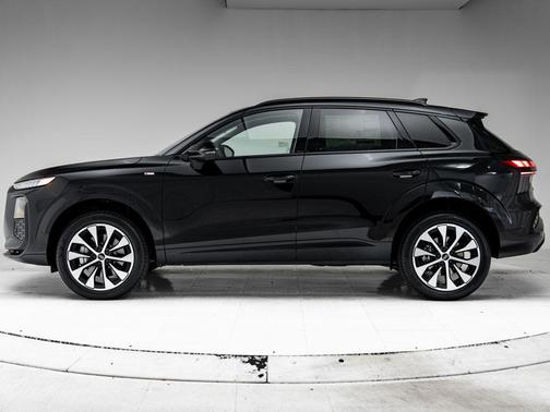 Mythos Black Metallic 2026 Audi Q3 TFSI quattro S tronic
