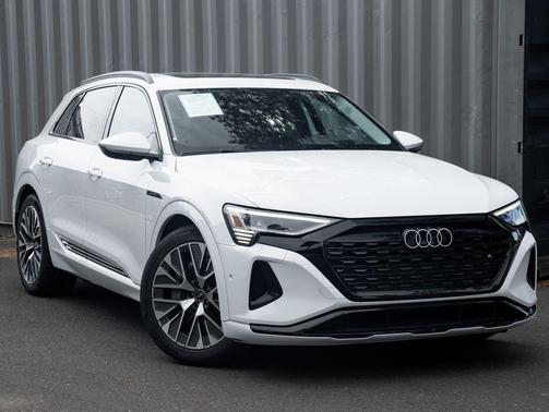 Glacier White Metallic 2024 Audi Q8 e-tron Prestige