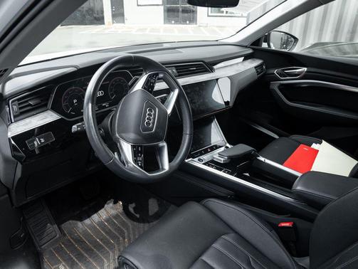 Glacier White Metallic 2024 Audi Q8 e-tron Prestige