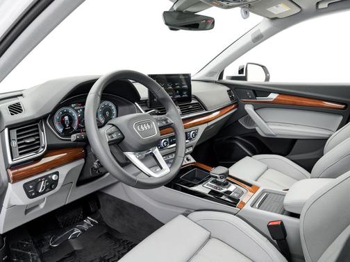 Glacier White Metallic 2023 Audi Q5 45 S line Prestige