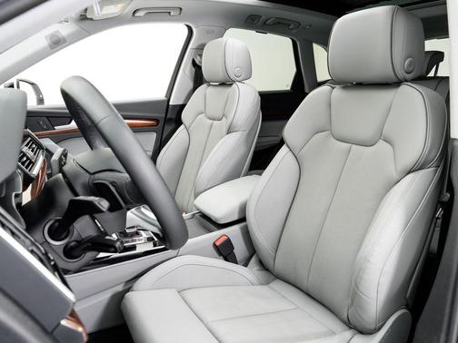 Glacier White Metallic 2023 Audi Q5 45 S line Prestige