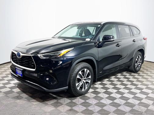 Midnight Black Metallic 2023 Toyota Highlander Hybrid XLE