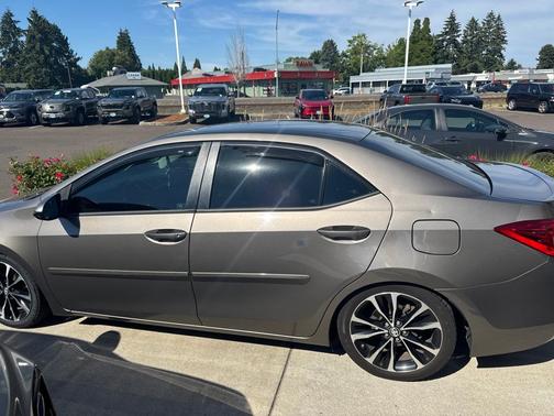 Gray 2018 Toyota Corolla SE