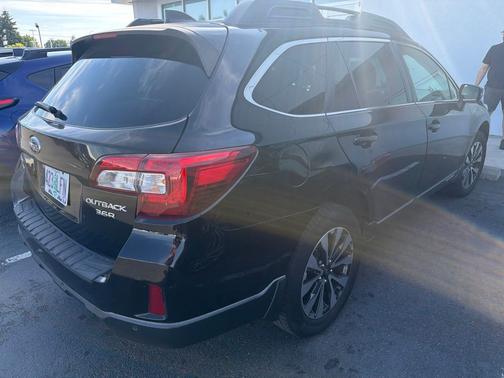 Crystal Black Silica 2017 Subaru Outback 3.6R