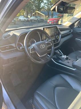 Celestial Silver Metallic 2022 Toyota Highlander Hybrid XLE