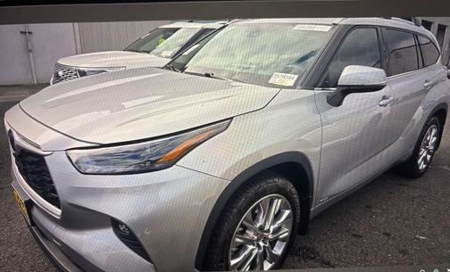 Celestial Silver Metallic 2022 Toyota Highlander Hybrid XLE