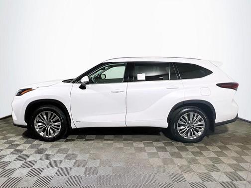 Wind Chill Pearl 2026 Toyota Highlander Hybrid Platinum
