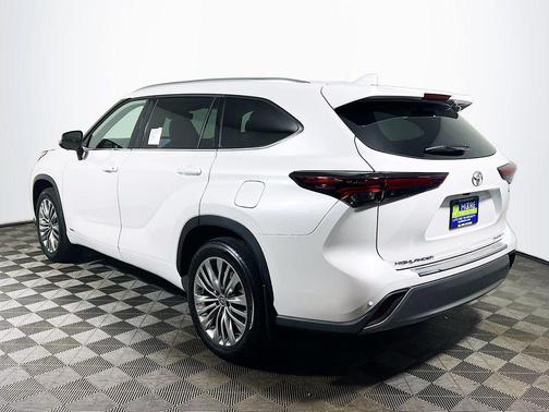 Wind Chill Pearl 2026 Toyota Highlander Hybrid Platinum