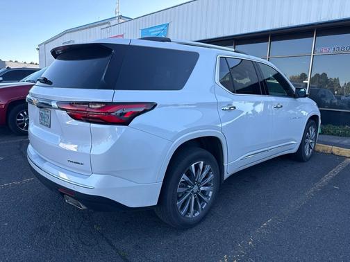 Iridescent Pearl Tricoat 2023 Chevrolet Traverse Premier