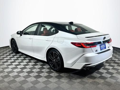 Wind Chill Pearl/Midnight Black Metallic 2025 Toyota Camry XSE