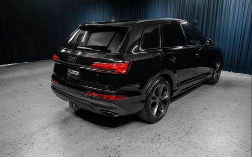 Mythos Black Metallic 2025 Audi Q7 55 Prestige