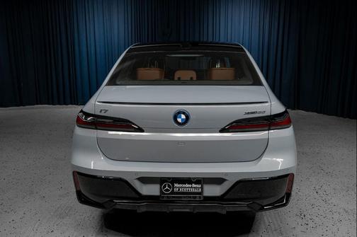 Brooklyn Grey Metallic 2024 BMW i7 xDrive60