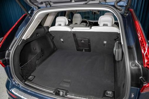 2024 Volvo XC60 Recharge Plug-In Hybrid T8 Ultimate Dark Theme