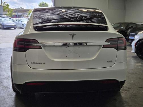 Pearl White Multi-Coat 2017 Tesla Model X