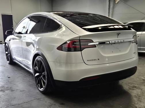 Pearl White Multi-Coat 2017 Tesla Model X