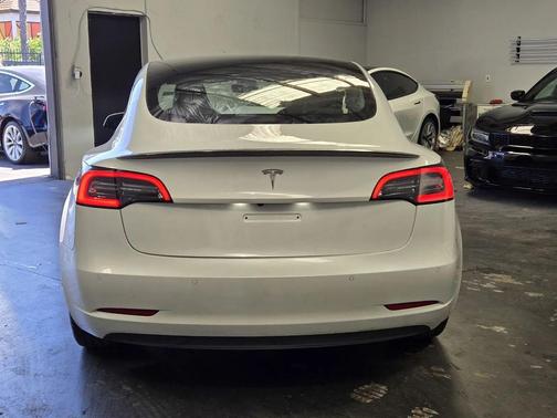 Pearl White Multi-Coat 2022 Tesla Model 3 Standard Range