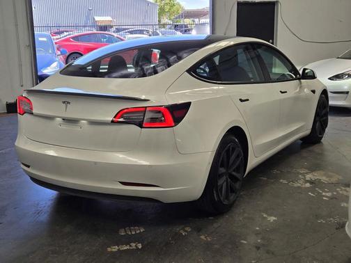 Pearl White Multi-Coat 2022 Tesla Model 3 Standard Range