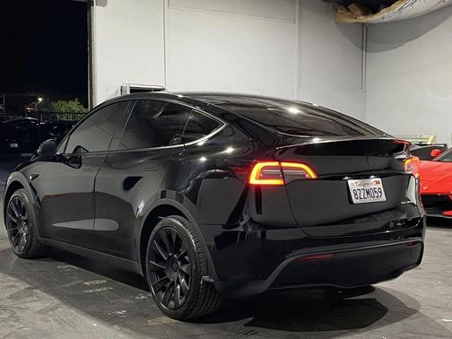 2022 Tesla Model Y Long Range Dual Motor All-Wheel Drive