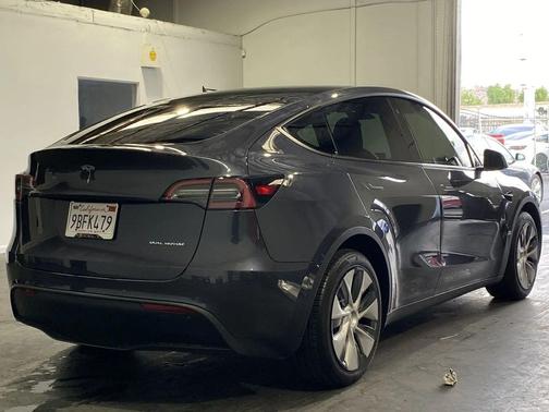 2022 Tesla Model Y Long Range Dual Motor All-Wheel Drive