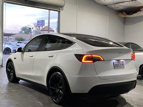 2022 Tesla Model Y Long Range Dual Motor All-Wheel Drive