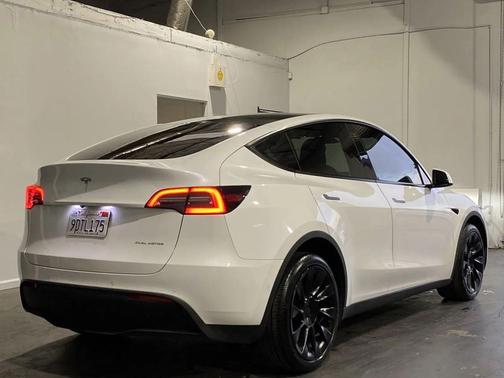 2022 Tesla Model Y Long Range Dual Motor All-Wheel Drive
