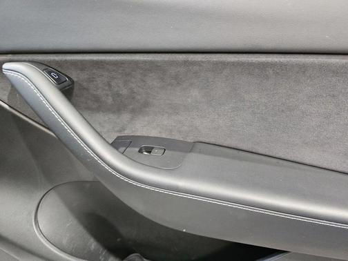white 2022 Tesla Model Y Long Range Dual Motor All-Wheel Drive