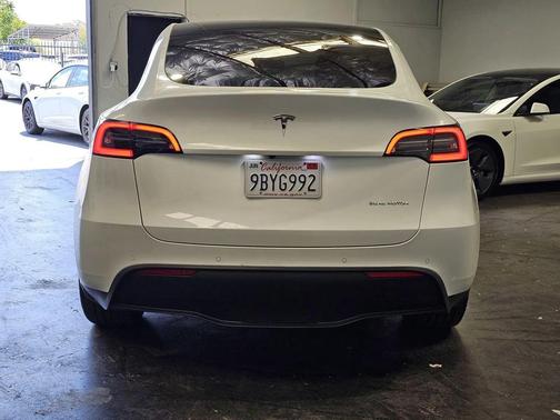white 2022 Tesla Model Y Long Range Dual Motor All-Wheel Drive