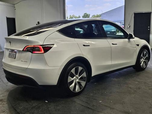 white 2022 Tesla Model Y Long Range Dual Motor All-Wheel Drive