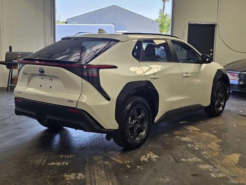 Wind Chill Pearl 2024 Toyota bZ4X XLE
