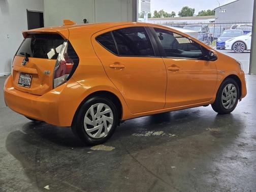 Tangerine Splash Pearl 2015 Toyota Prius c Four