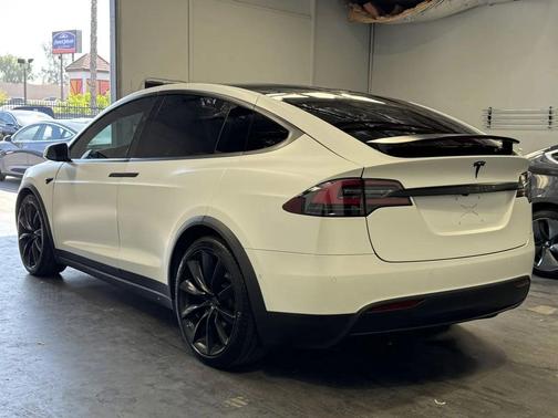 Pearl White Multi-Coat 2018 Tesla Model X 75D