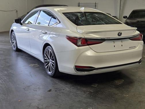 white 2023 Lexus ES 300h Base
