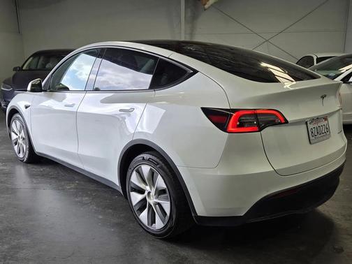 white 2022 Tesla Model Y Long Range Dual Motor All-Wheel Drive
