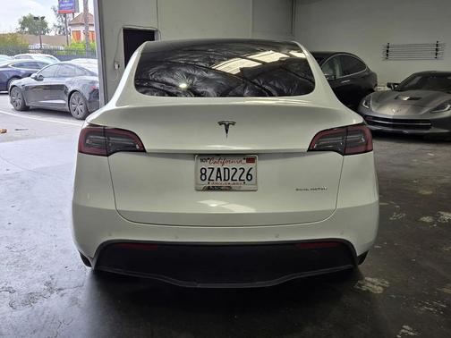 white 2022 Tesla Model Y Long Range Dual Motor All-Wheel Drive