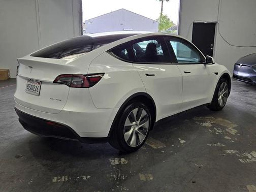 white 2022 Tesla Model Y Long Range Dual Motor All-Wheel Drive