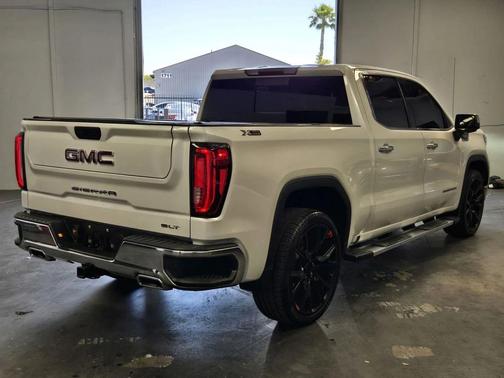 White Frost Tricoat 2022 GMC Sierra 1500 SLT