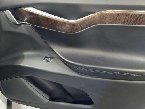 Pearl White Multi-Coat 2018 Tesla Model X