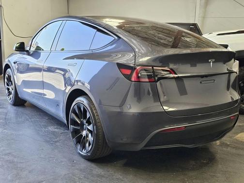 Midnight Silver Metallic 2023 Tesla Model Y RWD