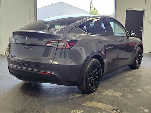 Midnight Silver Metallic 2023 Tesla Model Y RWD