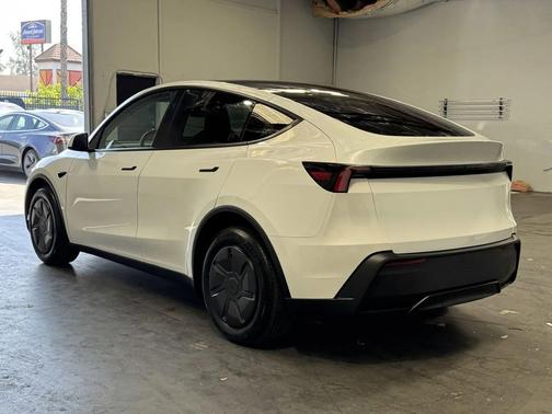 Pearl White Multi-Coat 2026 Tesla Model Y Long Range