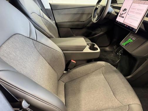 Pearl White Multi-Coat 2026 Tesla Model Y Long Range