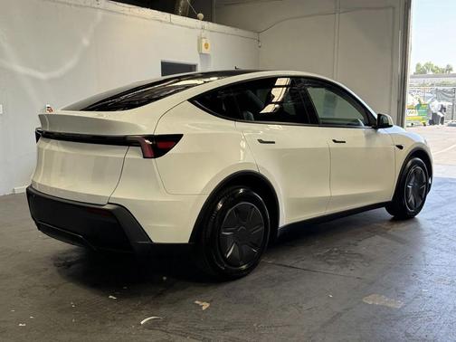 Pearl White Multi-Coat 2026 Tesla Model Y Long Range