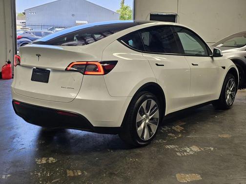 2023 Tesla Model Y Base