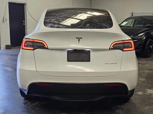 2023 Tesla Model Y Base