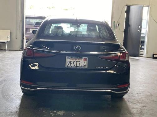 2023 Lexus ES 300h Base