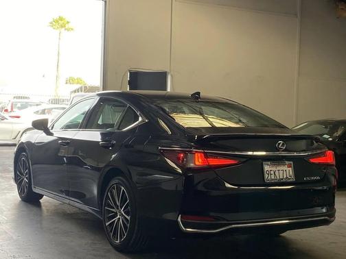 2023 Lexus ES 300h Base