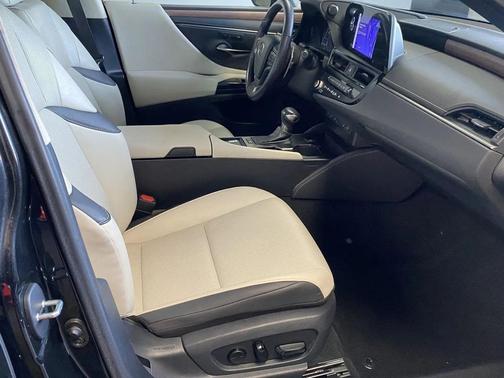 2023 Lexus ES 300h Base