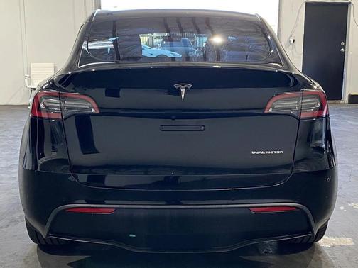 2022 Tesla Model Y Long Range Dual Motor All-Wheel Drive