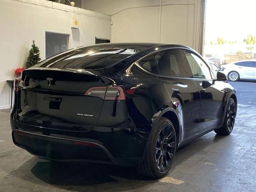 2022 Tesla Model Y Long Range Dual Motor All-Wheel Drive